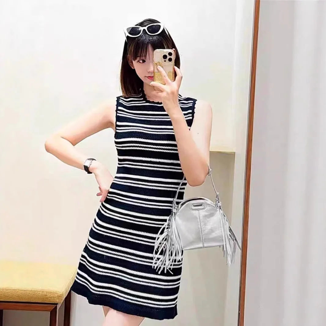 Women's black and white striped knitted dress round neck sleeveless slim straight mini dress