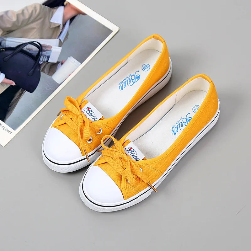Women's White Canvas Slip-On Shoes Low Top Breathable Flat Comfort Durable Casual Sneakers for Everyday Walking Tenis Feminino