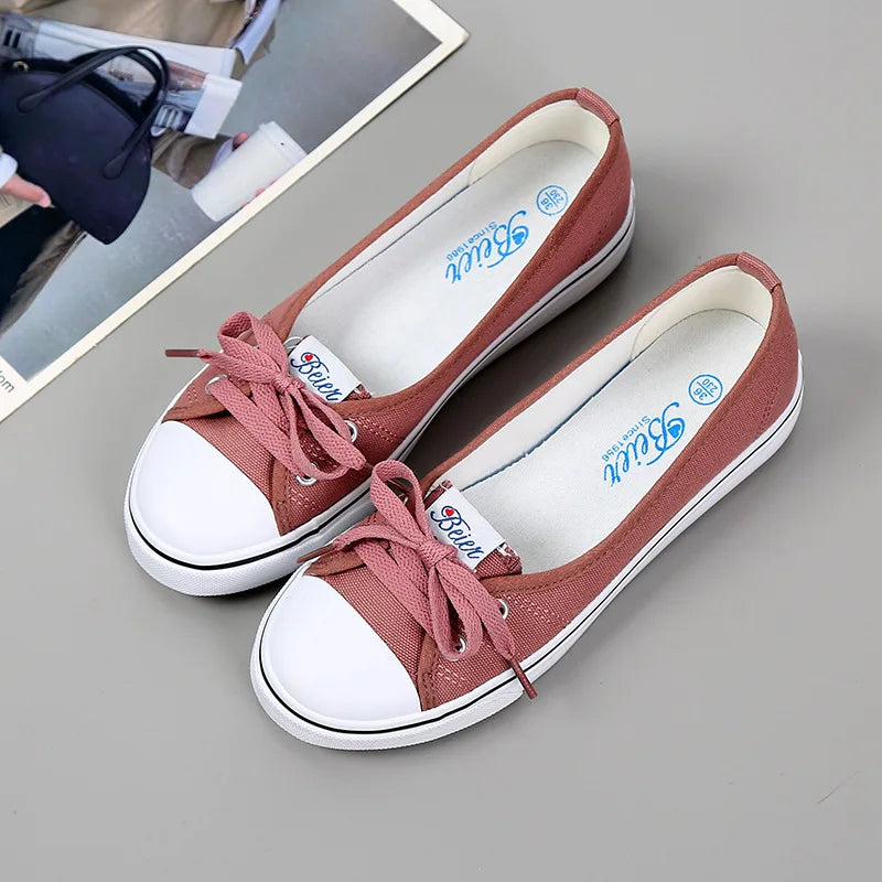 Women's White Canvas Slip-On Shoes Low Top Breathable Flat Comfort Durable Casual Sneakers for Everyday Walking Tenis Feminino