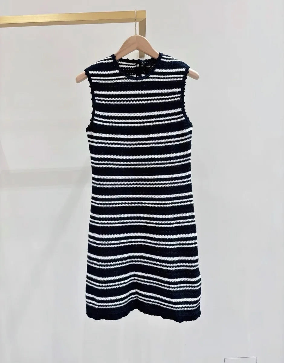 Women's black and white striped knitted dress round neck sleeveless slim straight mini dress